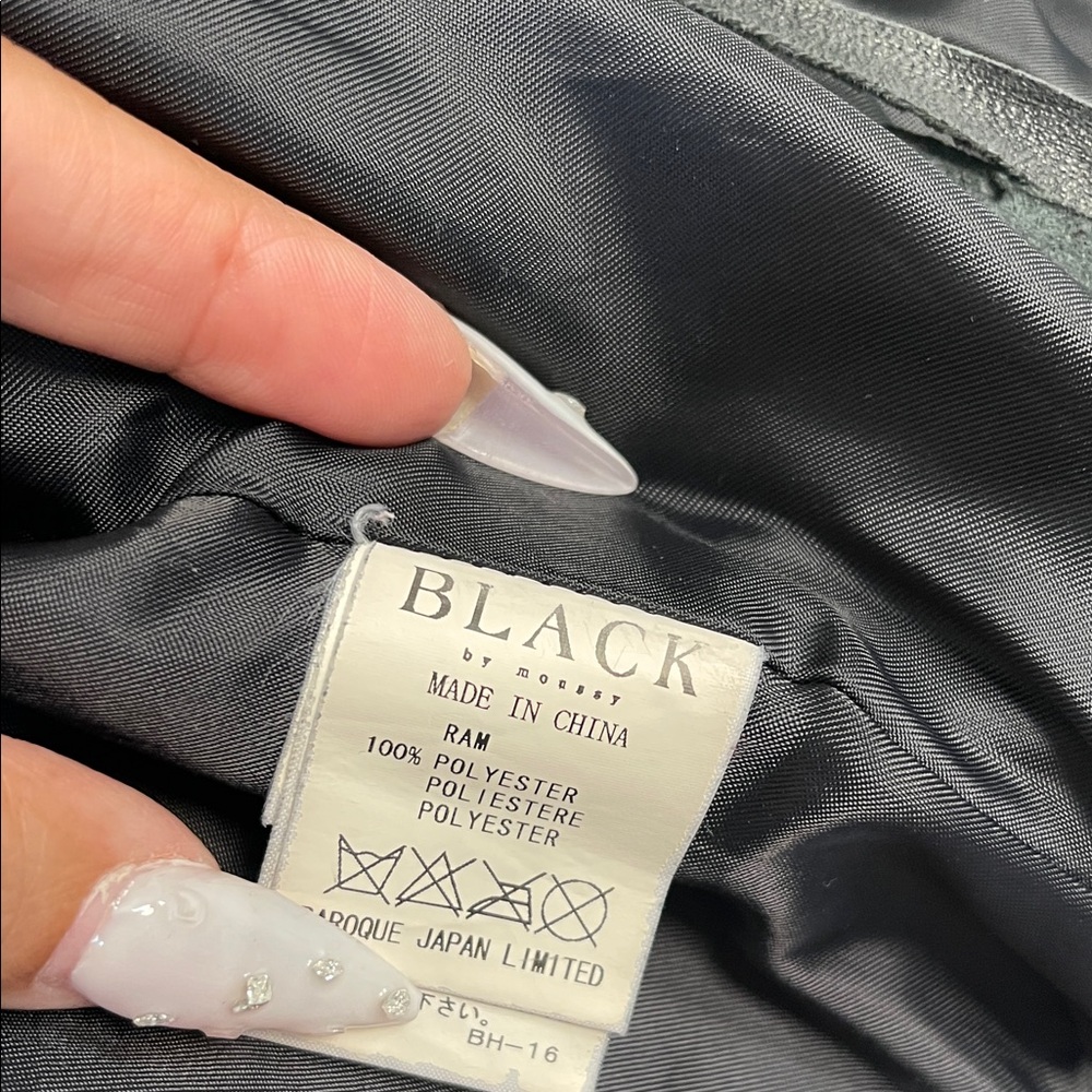 Chic Black Leather Jacket - image 4